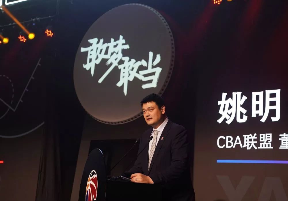 影片改编自智利闻名矿难事务，讲述33个汉子在一场突如其来的灾害中被困地心深处，前途被塌陷的岩石全数封死，是束手待毙，仍是尽境求生？整整69天，兄弟齐心，一路冲关，终究全数生还，缔造了人类救援史上的最年夜古迹